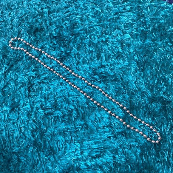 Silvery plastic spherical beads necklace - Picture 4 of 6